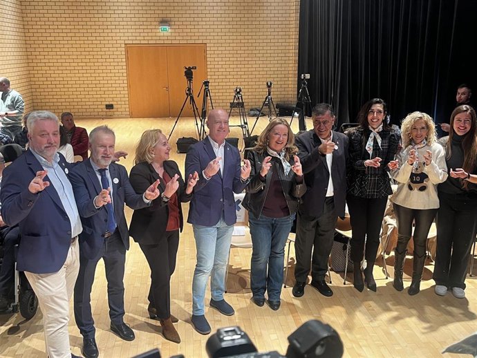 Ayala con miembros que han trabajado en la candidatura.