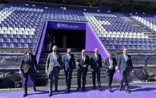 El alcalde de Valladolid, Jesús Julio Carnero (En el centro de la imagen) y el copresidente del Real Valladolid Gabriel Solares (Segundo por la derecha), junto a otros representantes de instituciones y empresas de la ciudad.
