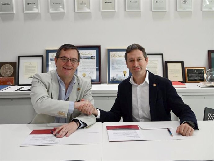 El vicepresidente ejecutivo de Cesur, Fernando Seco, y el director ejecutivo de la Cámara, Juan Carlos Pereira, firman un acuerdo.