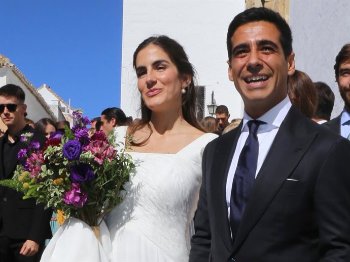 Archivo - Alberto Herrera y Blanca Llandres salen de la Basílica Menor de Nuestra Señora de la Caridad tras darse el "sí quiero" a 18 de Octubre de 2025