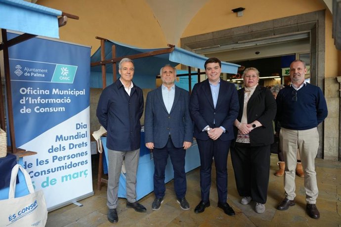 El regido de Función Pública, Llorenç Bauzà de Keizer, durante su asistencia de este viernes a las mesas informativas habilitadas en el exterior del Mercat de l'Olivar.
