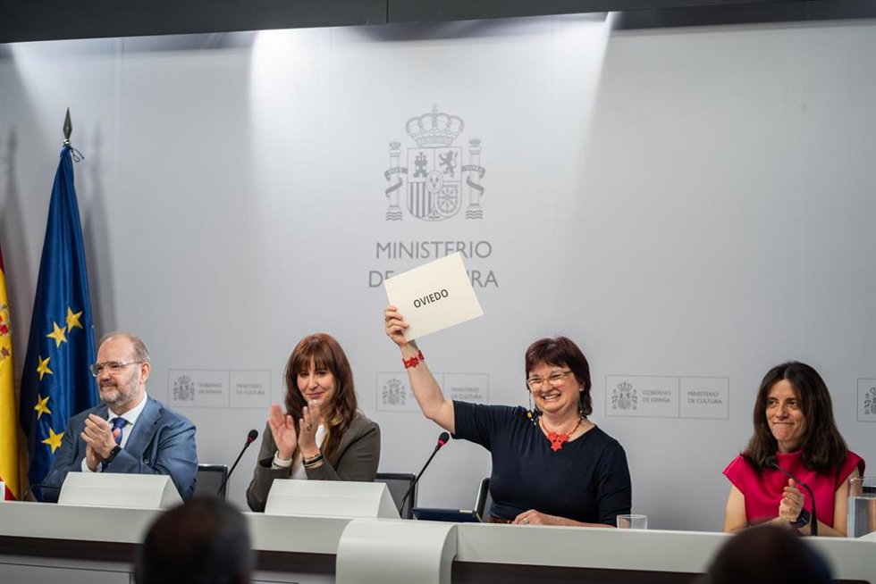 (I-D) El director adjunto de la Representación de la Comisión Europea en España, Nikos Isaris, la subsecretaria del Ministerio de Cultura, Carmen Páez, y la presidenta del Comité de Expertos, Tanja Mlaker, durante el anuncio de las ciudades españolas qu