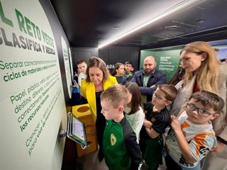 La consejera de Sostenibilidad y Medio Ambiente, Catalina García,observa a escolares en el EducaBus, junto a la delegada territorial, María José Lara, y el alcalde de Jimena, Fracisco Ruiz.