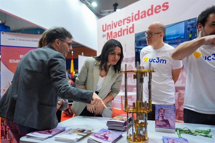 La Comunidad exhibe su oferta educativa, actividades divulgativas y asesoramiento en Aula