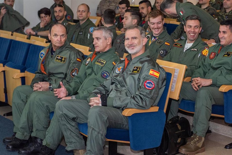 Archivo - El Rey Felipe VI en la Base Aérea de los Llanos.