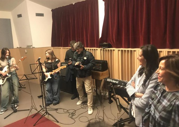 La alcaldesa de Zaragoza, Natalia Chueca, disfruta de un actuación musicial en la inauguración de la renovación del Centro Las Armas