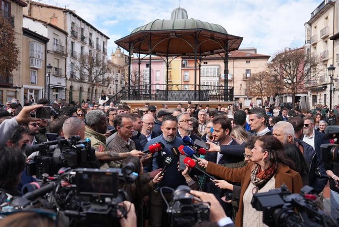 O líder do Vox, Santiago Abascal, atende à imprensa em Miranda de Ebro (Burgos), no âmbito da campanha eleitoral em Castela e Leão.