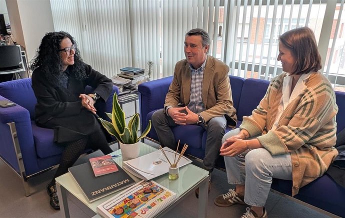 La consejera de Cultura, Política Llingüística y Deporte, Vanessa Gutiérrez, reunida con el vicesecretario de la Real Federación de Fútbol del Principado de Asturias (RFFPA), Daniel Pinín.