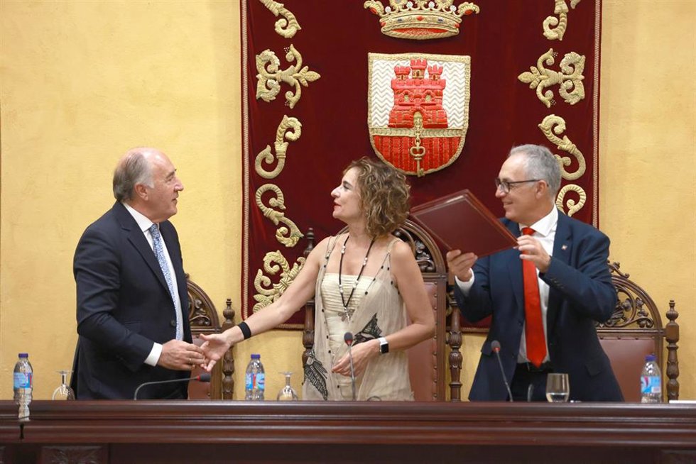 Archivo - La ministra de Hacienda, María Jesús Montero, y el alcalde de Algeciras, José Ignacio Landaluce, en una imagen de archivo. 