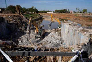 Archivo - Maquinaria de construcción en una zona afectada por la DANA, a 17 de noviembre de 2024, en Paiporta, Valencia