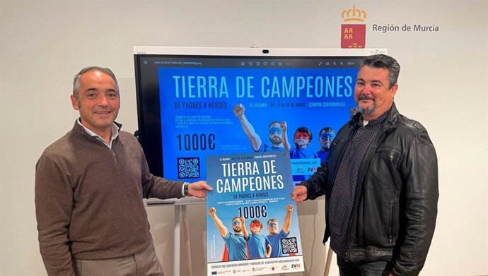 El director general, Rafael Gómez, y Joaquín López, presidente de la Asociación de Comerciantes de El Palmar, junto a la gráfica oficial de la campaña
