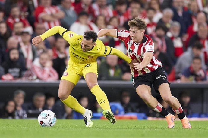 Archivo - El jugador del Girona Arnau Martínez y el del Athletic Club Mikel Jauregizar en una pugna.