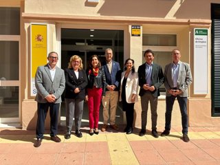 La consejera de Empleo, Rocío Blanco, en la oficina del SAE de Tarifa.