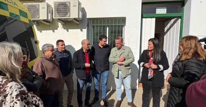 El senador del PSOE por Huelva, Amaro Huelva, junto a representantes del PSOE de Huelva en El Andévalo.