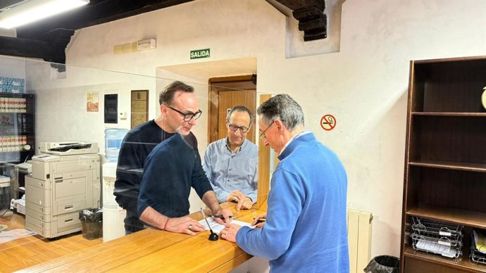 El secretario general y portavoz del PSOE en Reinosa, Sergio Balbontín, presenta la moción de censura contra el PP