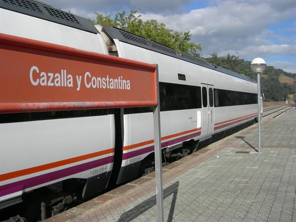 Archivo - Un tren del servicio de Media Distancia entre Sevilla y Cáceres, en foto de archivo.