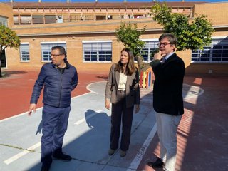 Copé (dcha.) durante su visita a la Escuela Infantil Los Reyes.