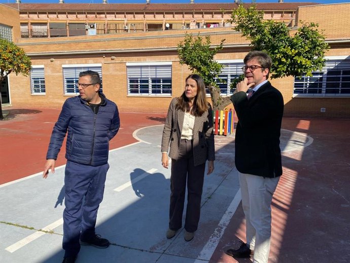 Copé (dcha.) durante su visita a la Escuela Infantil Los Reyes.