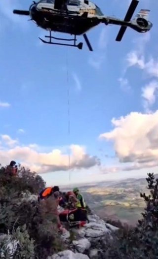 Rescate en helicópteto de una parapentista accidentado en Algodonales.