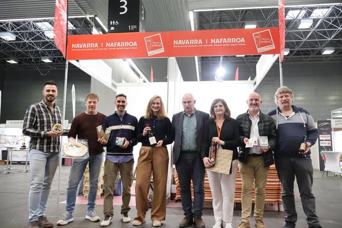 El consejero Aierdi, con los productores navarros presentes en la feria.