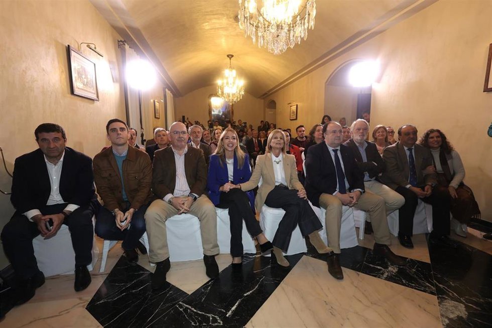 La alcaldesa de Jerez , María José García-Pelayo, junto a la presidenta de la Diputación, Almudena Martínez, siguen con atención el anuncio de las ciudades para optar a la candidatura de ser Capital Europea de la Cultura 2031. 