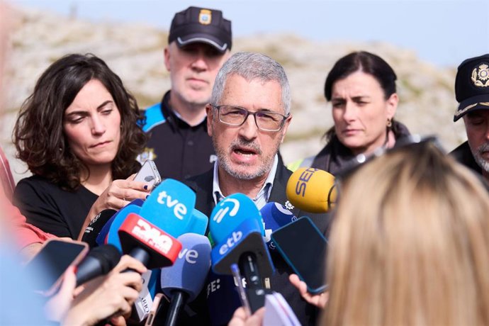 El secretario de Estado de Medio Ambiente, Hugo Morán, atiende a los medios durante las tareas de rescate en la playa de El Bocal, a 4 de marzo de 2026, en Santander, Cantabria (España).