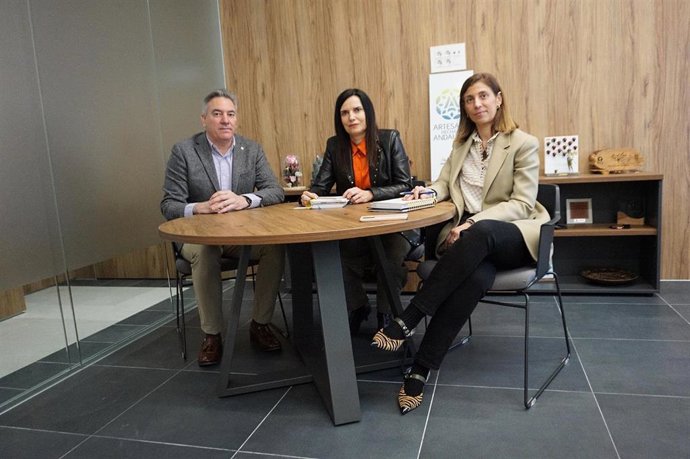 (Desde Izda.) El Nuevo Gerente De Atradeco, Daniel Aparicio, La Delegada De Empleo, María Dolores Gálvez, Y La Jefa Del Servicio De Formación Para El Empleo, Estela Pérez.