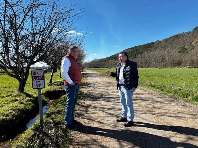 El vicepresidente de la Diputación de León y responsable del área de Infraestructuras, Roberto Aller (izquierda) y el alcalde de Cistierna, Luis Mariano Santos (derecha), durante su visita a la LE-5638.
