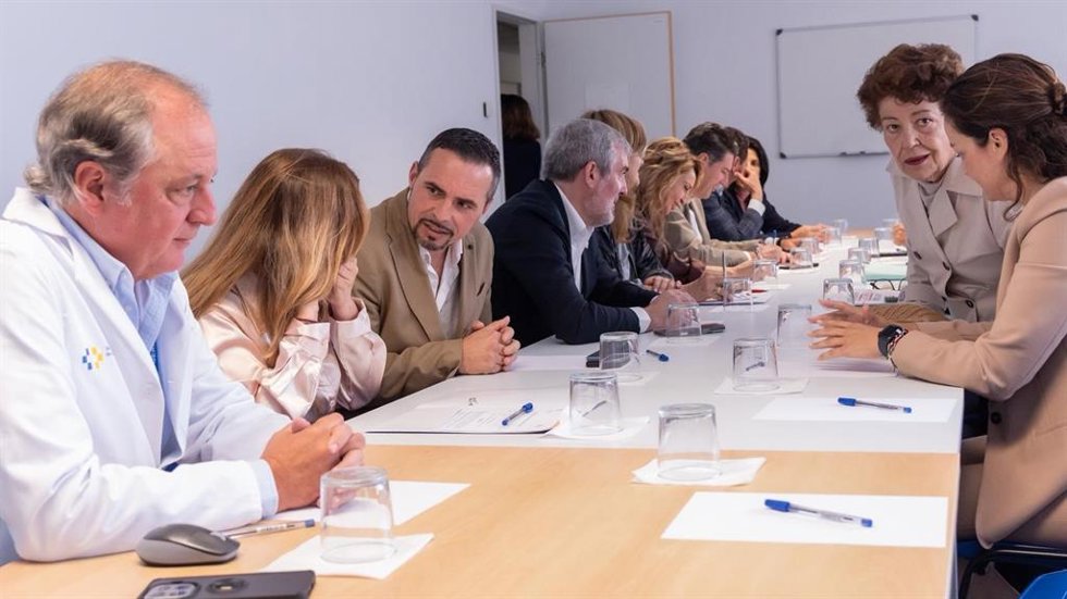 El presidente Fernando Clavijo, la presidenta del Cabildo de Tenerife, Rosa Dávila, y la consejera de Sanidad, Esther Monzón, se reúnen con representantes de la Plataforma Pro Hospital Público del Sur y del Círculo de Empresarios de la zona