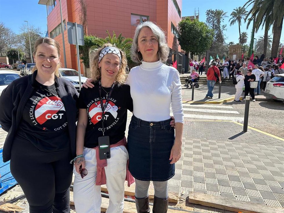 La parlamentaria autonómica de Adelante Andalucía Begoña Iza, este viernes durante su apoyo a las protestas de las trabajadoras de la ayuda a domicilio en Dos Hermanas (Sevilla), que gestiona una empresa concesionaria.