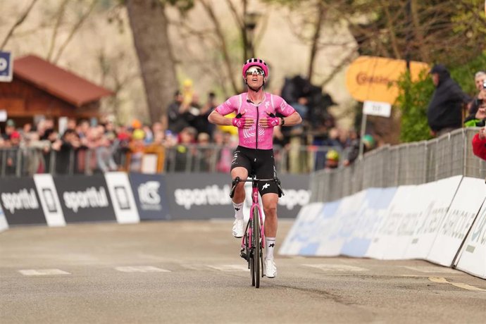 El ciclista danés Michael Valgren (EF Education-EasyPost) cruza la línea de meta de la quinta etapa de la Tirreno-Adriático 2026.