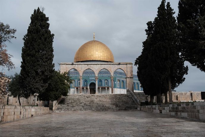 Archivo - Arquivo - 29 de janeiro de 2026, Jerusalém, Israel: Vista da Cúpula da Rocha, Qubbat al-Sakhra, com sua cúpula dourada... A atmosfera geral no Monte do Templo transmite uma sensação de calma antes da tempestade. Para evitar atritos durante os se