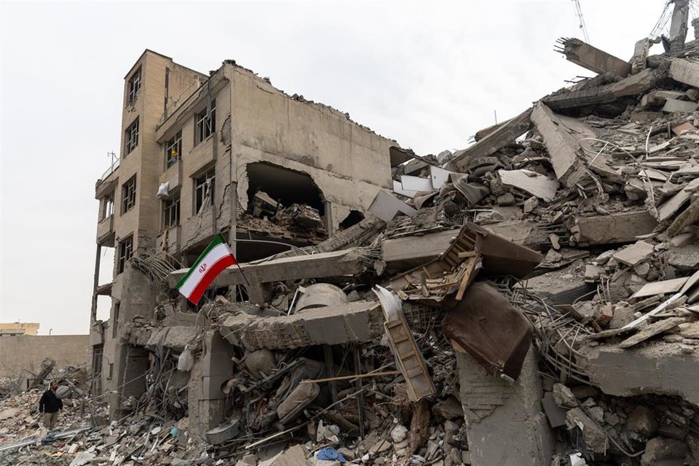 Un edificio residencial dañado en la capital iraní, Teherán