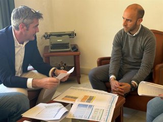 El diputado responsable de Servicios de Recaudación y Gestión Tributaria, Sebastián Hidalgo, con el alcalde de Grazalema.