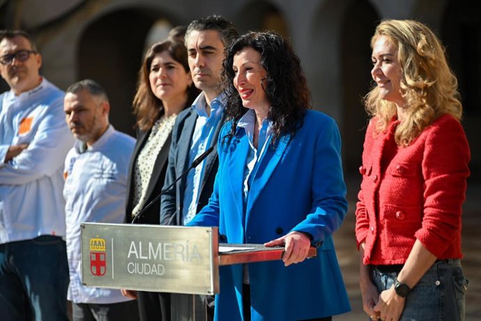 La alcaldesa de Almería, María del Mar Vázquez, presenta la cena solidaria 'Sabores que suman 2026' junto a representantes institucionales, de la organización y chefs participantes.