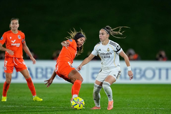 Archivo - Athenea del Castillo y Andreia Jacinto pugnan por un balón en el Real Madrid-Real Sociedad de la Liga F Moeve 25-26