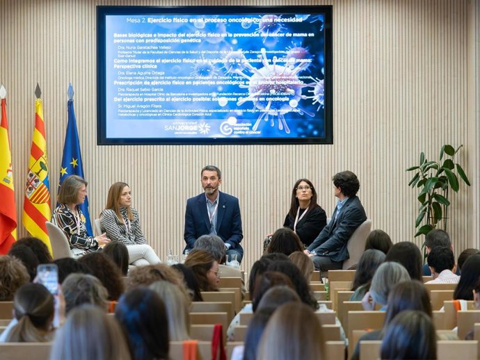 La USJ y la AECC reúnen a expertos para analizar los nuevos retos en la atención oncológica.