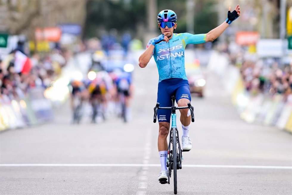 El ciclista colombiano Harold Tejada (XDS Astana Team) celebra su victoria de etapa en la París-Niza 2026.