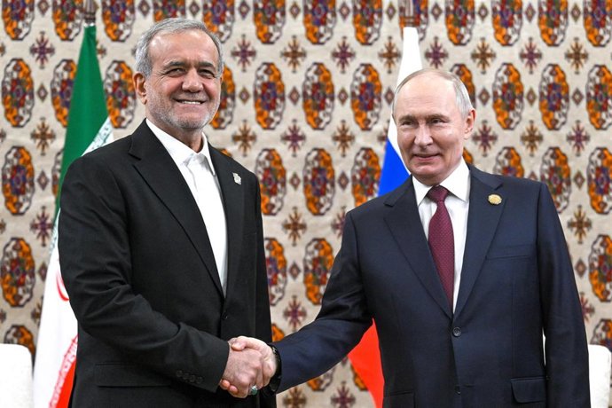 Archivo - El presidente de Irán, Masud Pezeshkian, y el presidente de Rusia, Vladimir Putin 