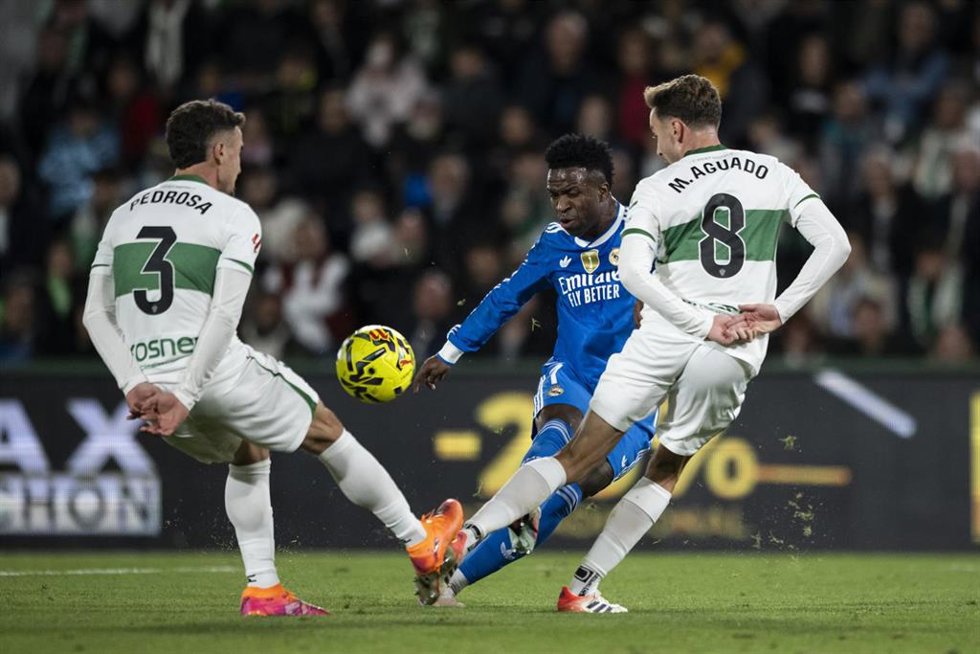 Archivo - El atacante del Real Madrid Vinícius Júnior, ante los jugadores del Elche CF Adri Pedrosa y Marc Aguado, en el partido de La Liga EA Sports 2025-26 disputado en el Manuel Martínez Valero.