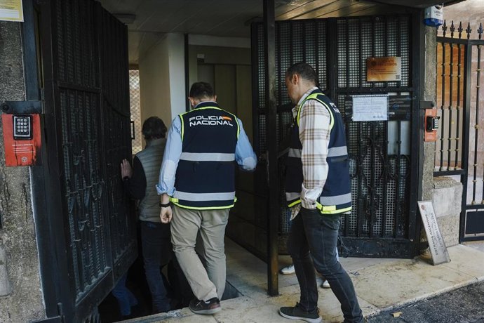 Registros de la Policía Nacional este viernes en Alicante tras la detención de Carlos Baño