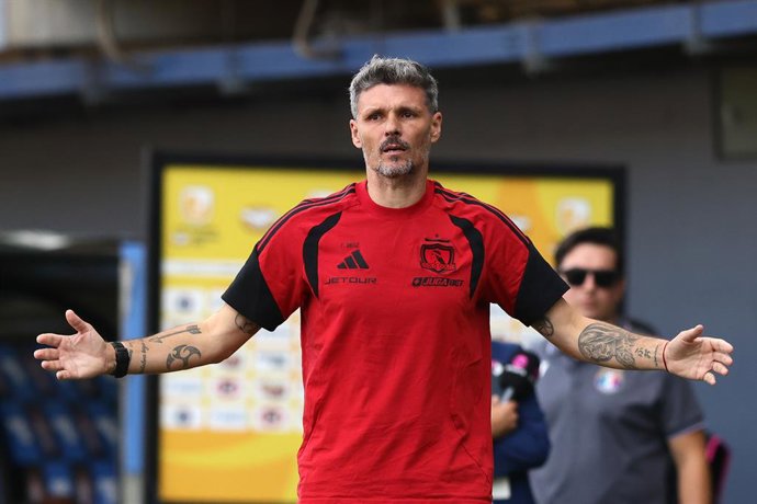 Futbol, Audax Italiano vs Colo Colo Fecha 6, Liga de Primera 2026. El entrenador de Colo Colo Fernando Ortiz es fotografiado durante un partido de primera disputado en el estadio Bicentenario La Florida en Santiago, Chile. 07/03/2026 Felipe