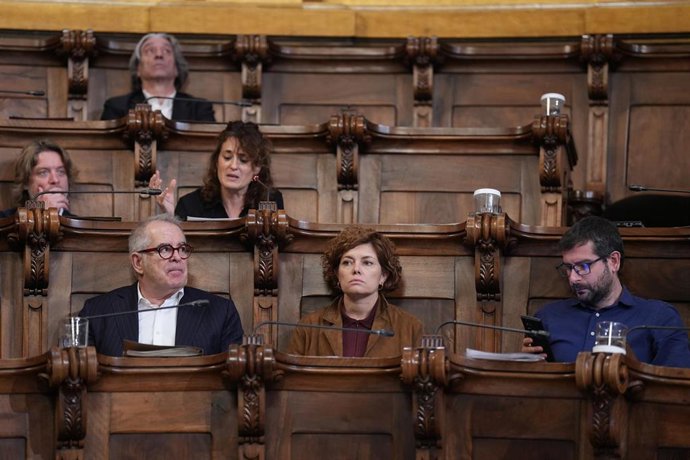 Archivo - Los concejales del PSC, Jordi Martí y Elisenda Alamany y el concejal de ERC, Jordi Coronas, durante una sesión plenaria
