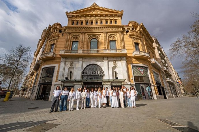 La exposición 'Un lienzo en blanco' mostrará sillas intervenidas del antiguo Cine Comedia.