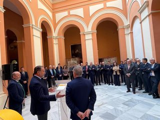 El portavoz del Gobierno local, Juan Bueno, recibe en el Ayuntamiento a directivos del Grupo Caja Rural.