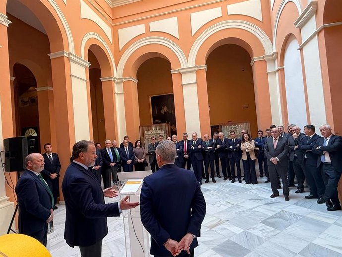 El portavoz del Gobierno local, Juan Bueno, recibe en el Ayuntamiento a directivos del Grupo Caja Rural.