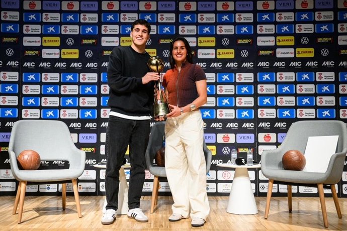 Los jugadores del Barça Pau Cubarsí y Kika Nazareth, padrino de la edición 2026 del MICFootball, torneo de fútbol base que batirá récords