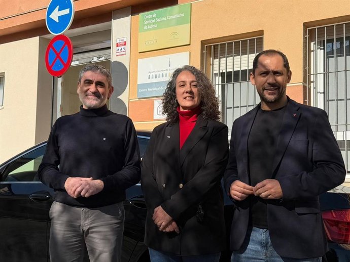 Rodríguez (centro), entre Villa y Pérez, ante el edificio de Servicios Sociales del Ayuntamiento de Lucena.