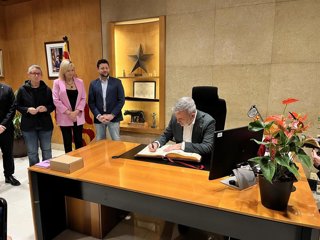 El alcalde de Barcelona firma el libro de honor de Tarragona.