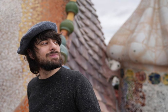 Archivo - El escritor David Uclés posa durante la presentación de su novela 'La ciudad de las luces muertas', en la Casa Batlló, a 4 de febrero de 2026, en Barcelona, Cataluña (España). En ‘La ciudad de las luces muertas', novela ganadora del Premio Nadal